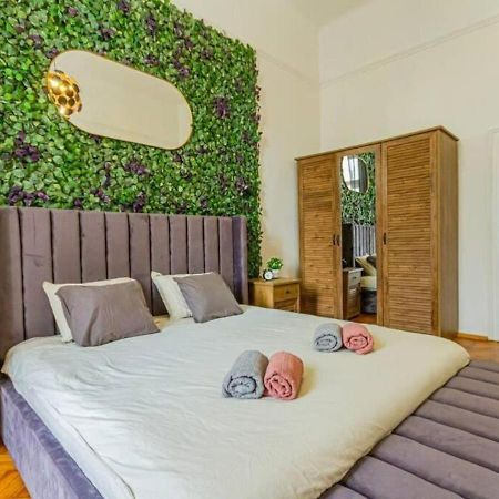 Luxury Apartment By The Famous Vaci Street Budapest Exterior photo