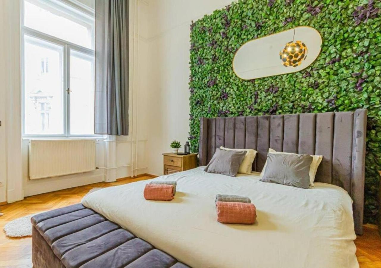 Luxury Apartment By The Famous Vaci Street Budapest Exterior photo